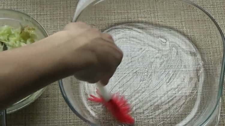 Smør en form for at lave doble kålruller