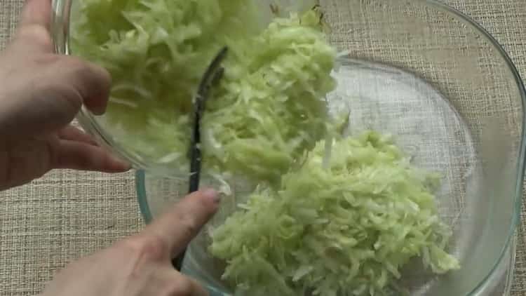 For at forberede doven kålruller lægge et lag kål op