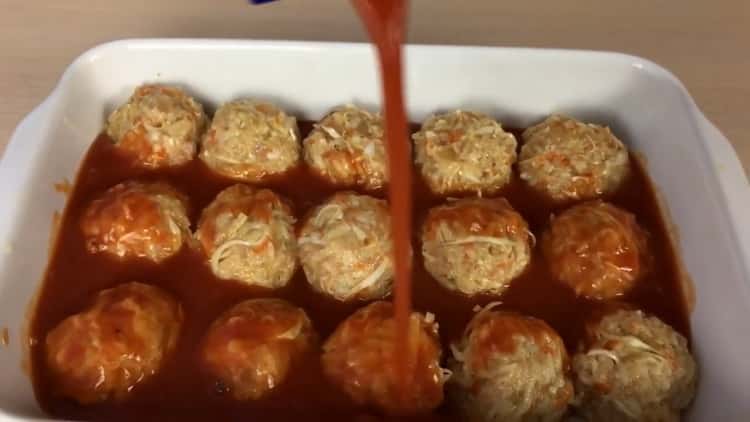 Pro přípravu plněné zelí naplňte mleté ​​maso šťávou