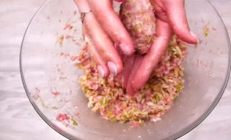 Оформете котлет, за да направите пълнено зеле