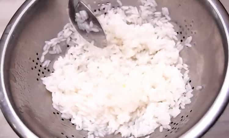 За да готвите пълнено зеле, сварете ориз