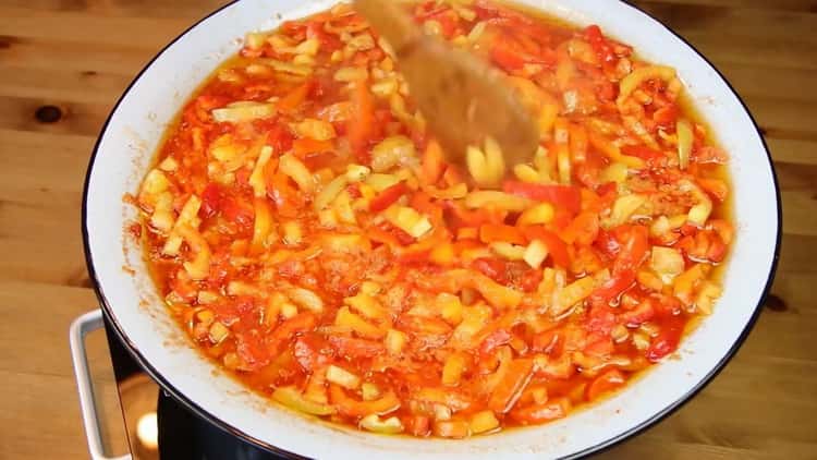 Pour faire cuire le lecho, faites bouillir les ingrédients