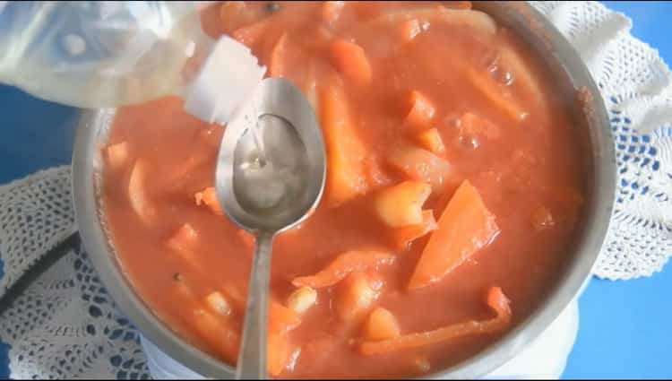 Adăugați oțet pentru a face lecho.