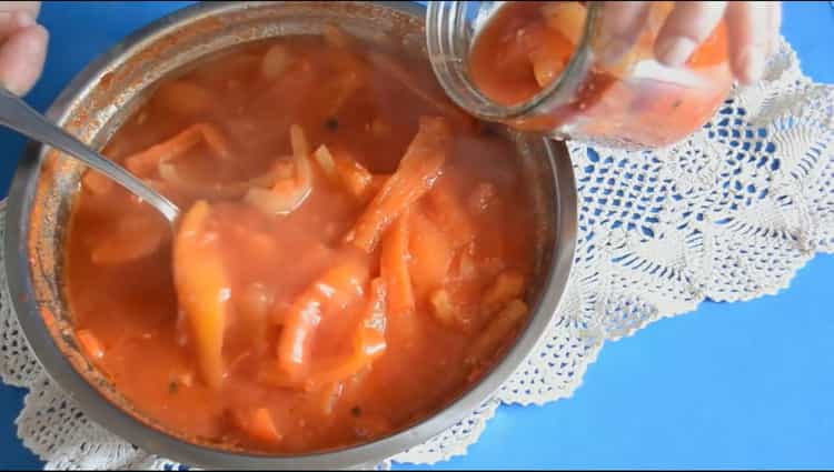 Pentru a pregăti lecho, puneți lecho-ul într-un borcan