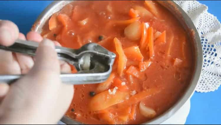 Strângeți usturoiul pentru gătirea lecho-ului