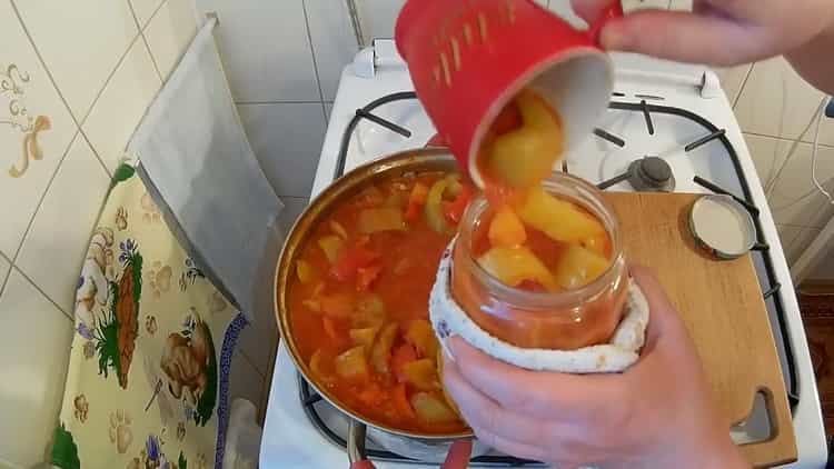 Pentru a prepara lecho, puneți ingredientele într-un borcan