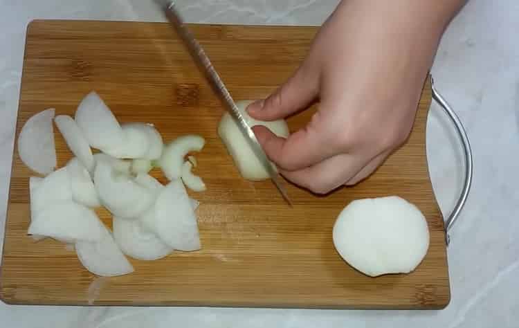 To cook lecho, chop the onion