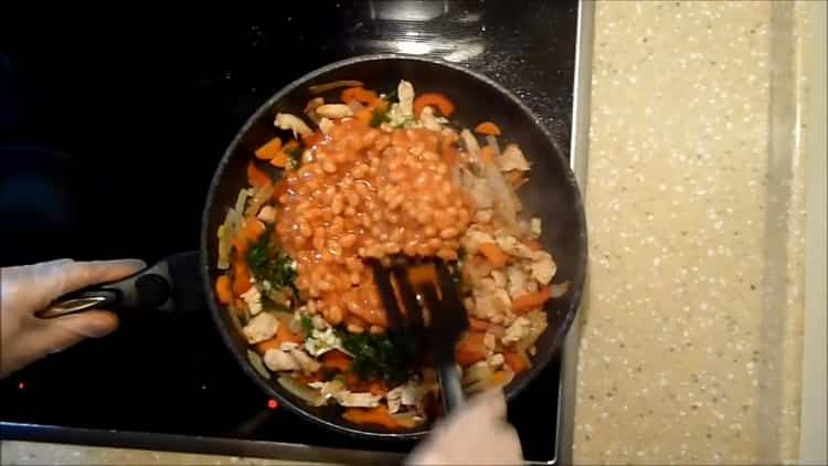 Смесете съставките, за да направите лобио.