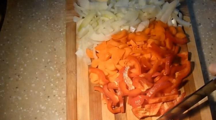 За да направите лобио, нарежете чушката