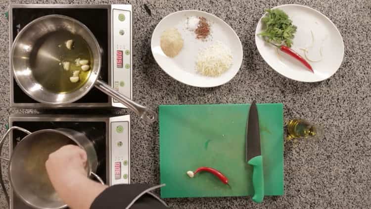 Para preparar a pasta, prepare os ingredientes