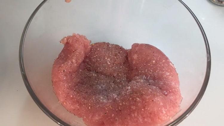 Cooking pasta with cutlets