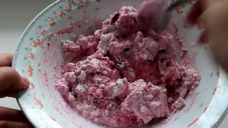 Untuk memasak pasta dengan keju cottage, campurkan bahan-bahannya