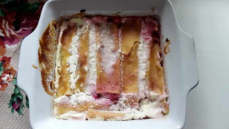 Untuk memasak pasta dengan keju kotej, panaskan ketuhar