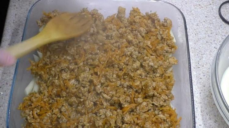 Col·loqueu la carn picada a fer pasta.