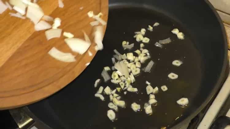 Per cuinar la pasta, prepareu els ingredients