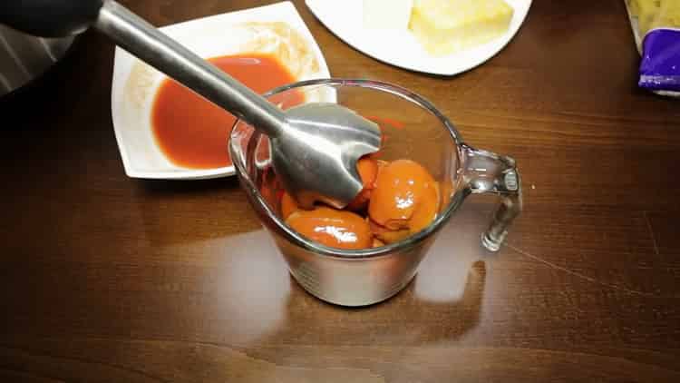 Смелете доматите, за да направите тестени изделия с кайма