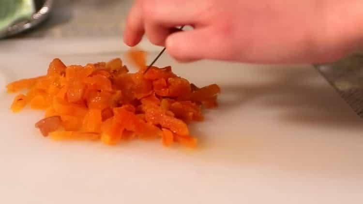 Untuk membuat pasta manis, potong persimmon