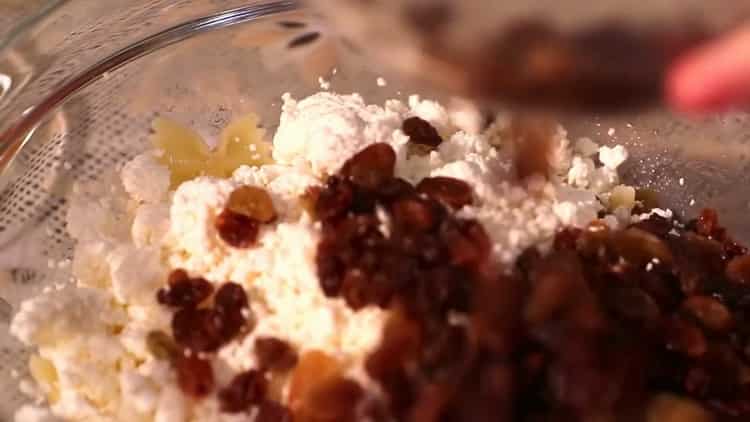 Untuk campuran pasta manis, campurkan bahan-bahan.