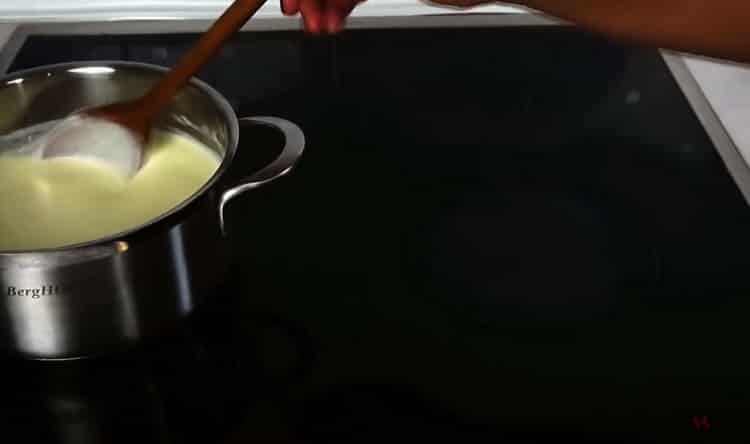 Mezcla los ingredientes para hacer mascarpone.