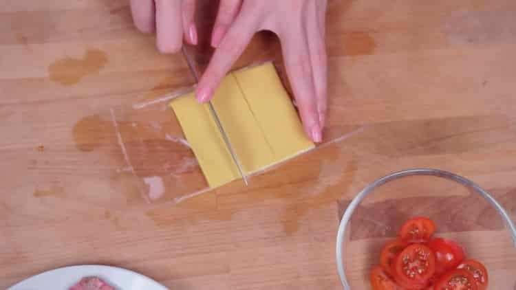 Para hacer hamburguesas, corta el queso