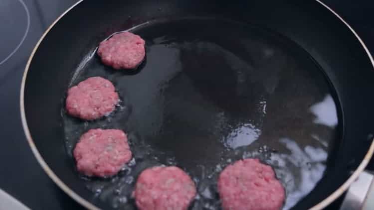 Para hacer hamburguesas, freír chuletas