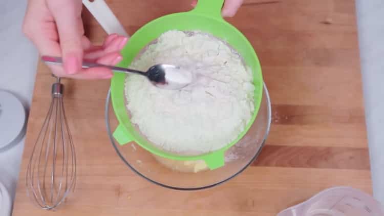 Tamizar la harina para hamburguesas