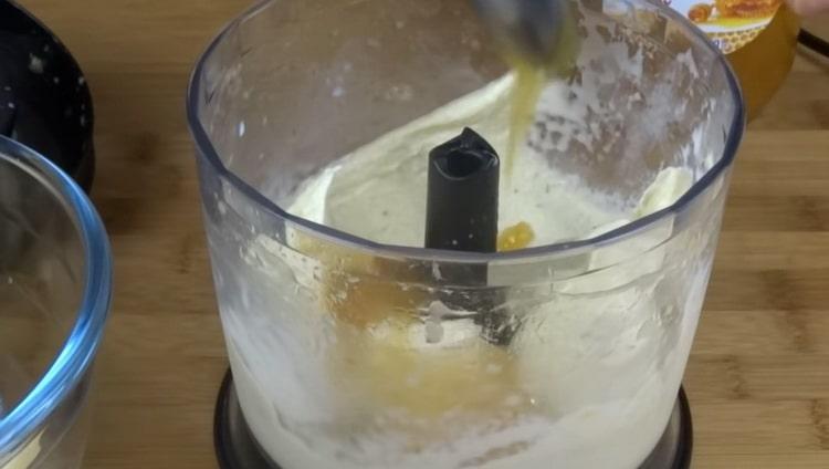 Adăugați miere pentru a face înghețată.