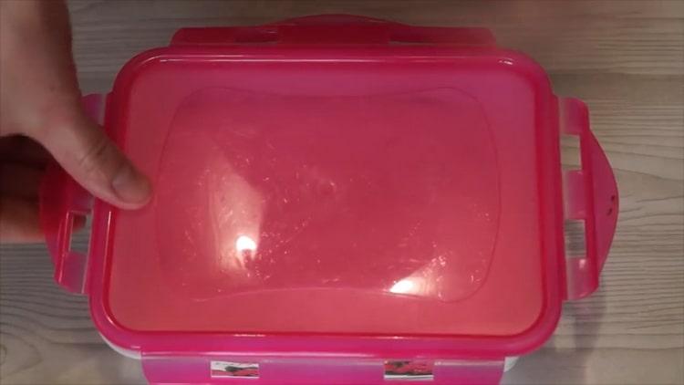 Смесете съставките, за да направите сладолед.