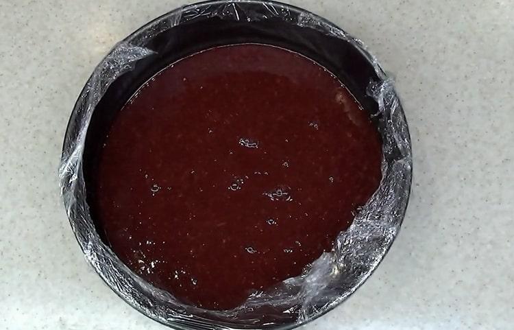 Legen Sie das Gelee in die Form, um den Kuchen zu machen