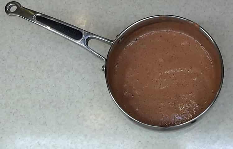 Mischen Sie die Zutaten, um den Kuchen zu machen.