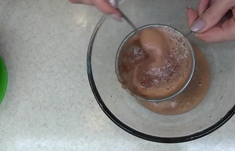 Kombinieren Sie die Zutaten, um den Kuchen zu machen.