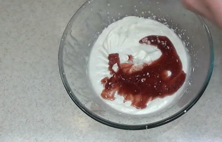 Kombinieren Sie die Zutaten, um den Kuchen zu machen.