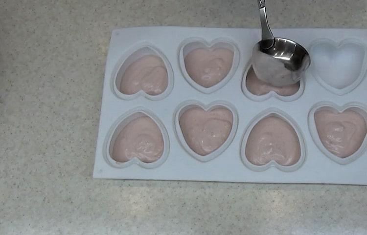 Um einen Kuchen zu backen, geben Sie den Souffle in die Form