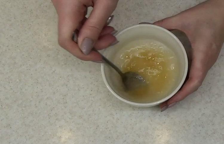 Bereiten Sie für die Zubereitung des Kuchens die Gelatine vor