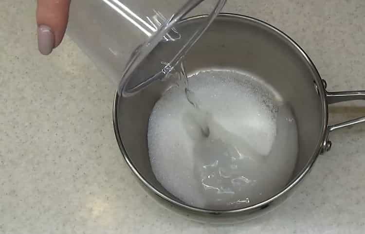 Mischen Sie die Zutaten, um den Kuchen zu machen.