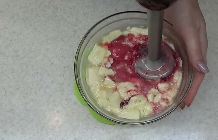 Bereiten Sie die Glasur vor, um einen Kuchen zuzubereiten