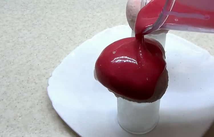 Um einen Kuchen zuzubereiten, füllen Sie den Kuchen mit Zuckerguss