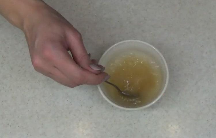 Gelatine einweichen, um einen Kuchen zu machen