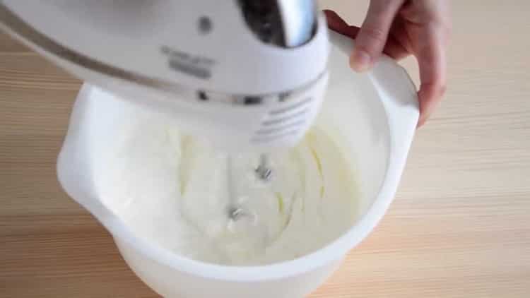 Bata o creme para fazer um bolo
