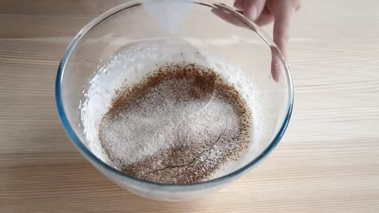 Peneire a farinha para fazer um bolo