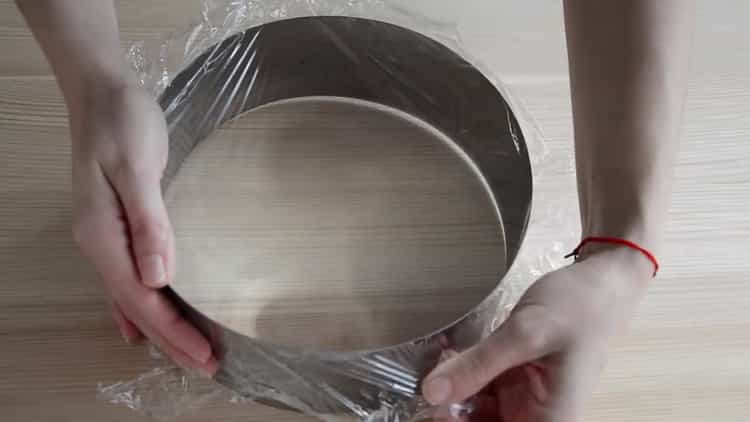 Para preparar o bolo, prepare o filme