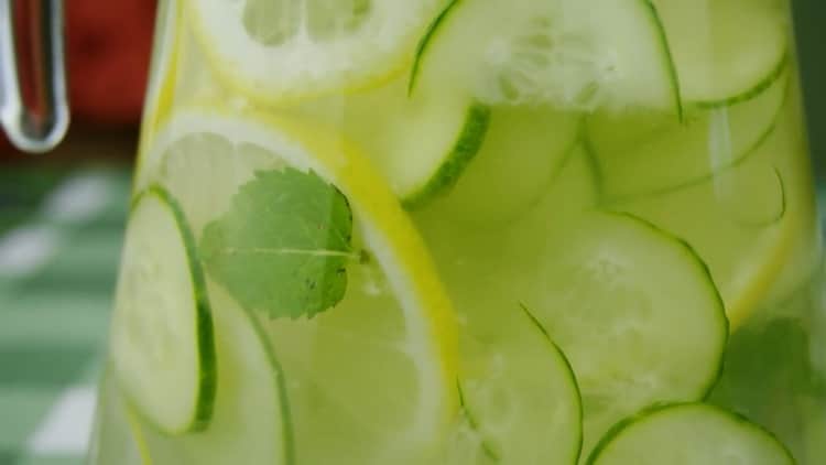 напитка за отслабване с лимон и джинджифил е готова