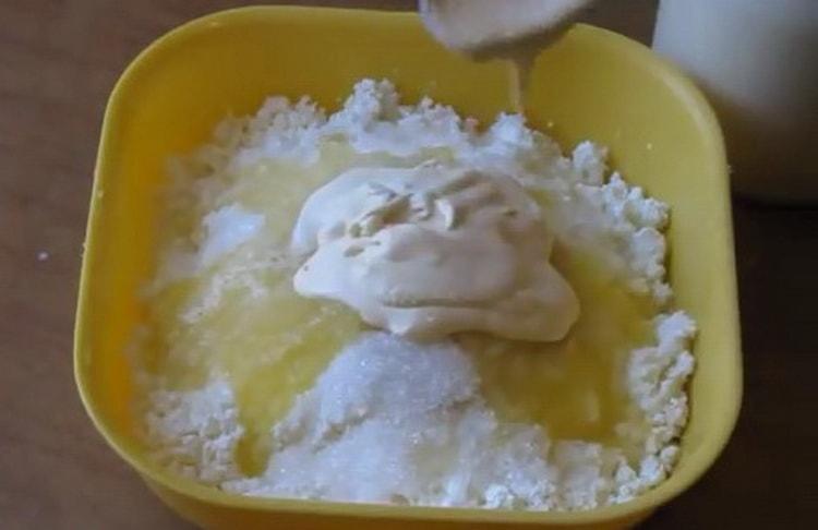 Combina los ingredientes para la preparación del relleno.