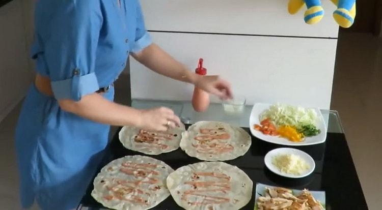 Para preparar o recheio, unte o molho pita