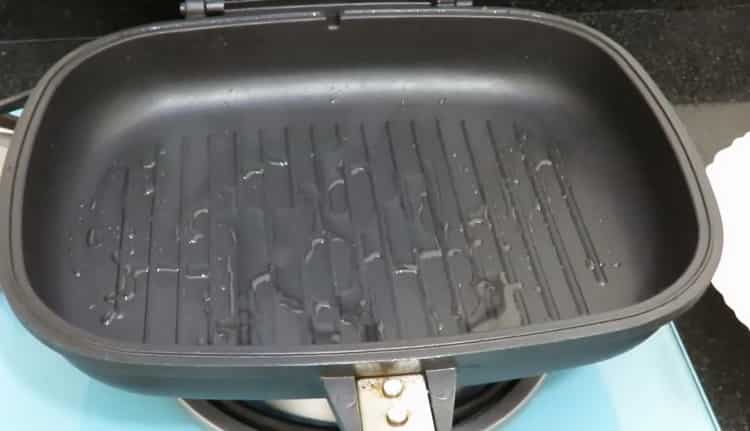 Para preparar o recheio, prepare a carne