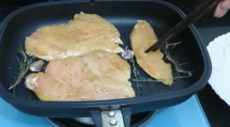 Frite a carne para fazer o recheio.