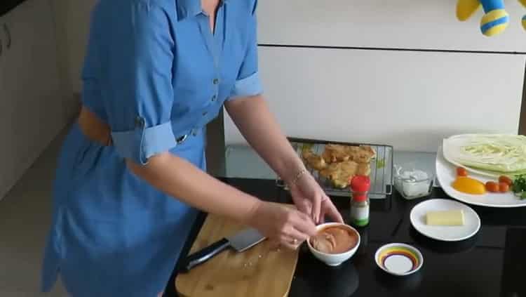 Para preparar o recheio, prepare o molho