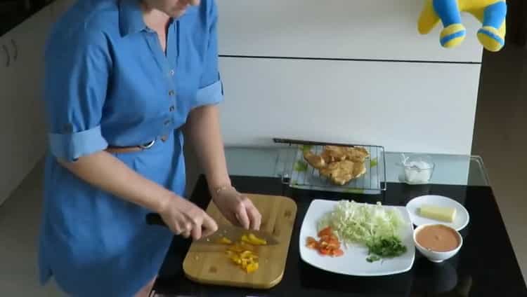 Para preparar o recheio, pique a pimenta