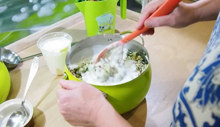 За да направите okroshka, добавете кефир