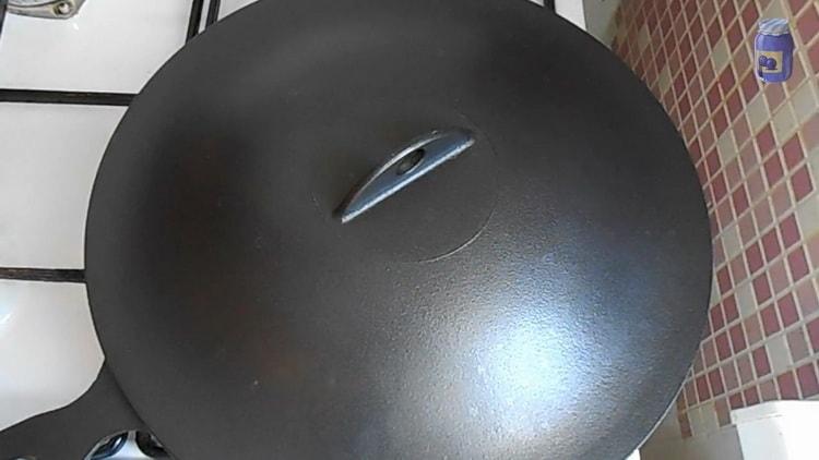 لعمل عجة ، تقلى المكونات